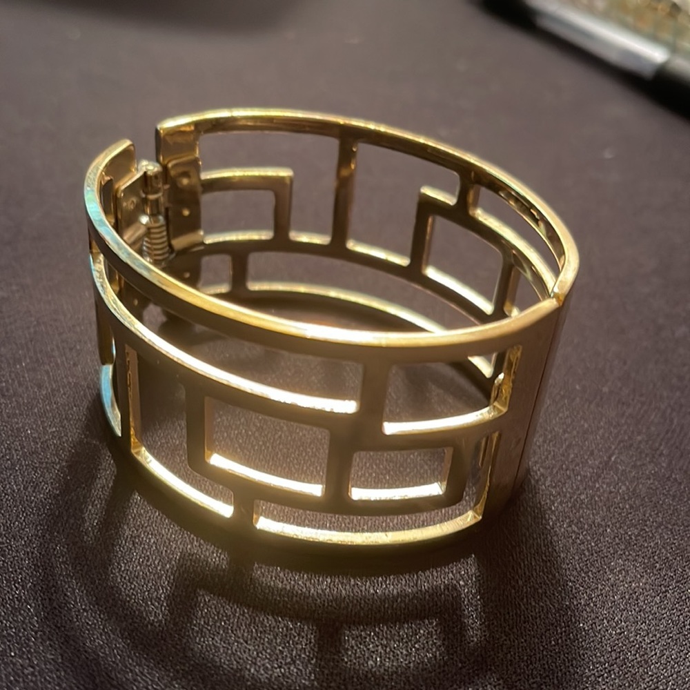Bracelet, gold tone, easy open and close, 1 1/2 inch wide, 8 inches length - Picture 2 of 2